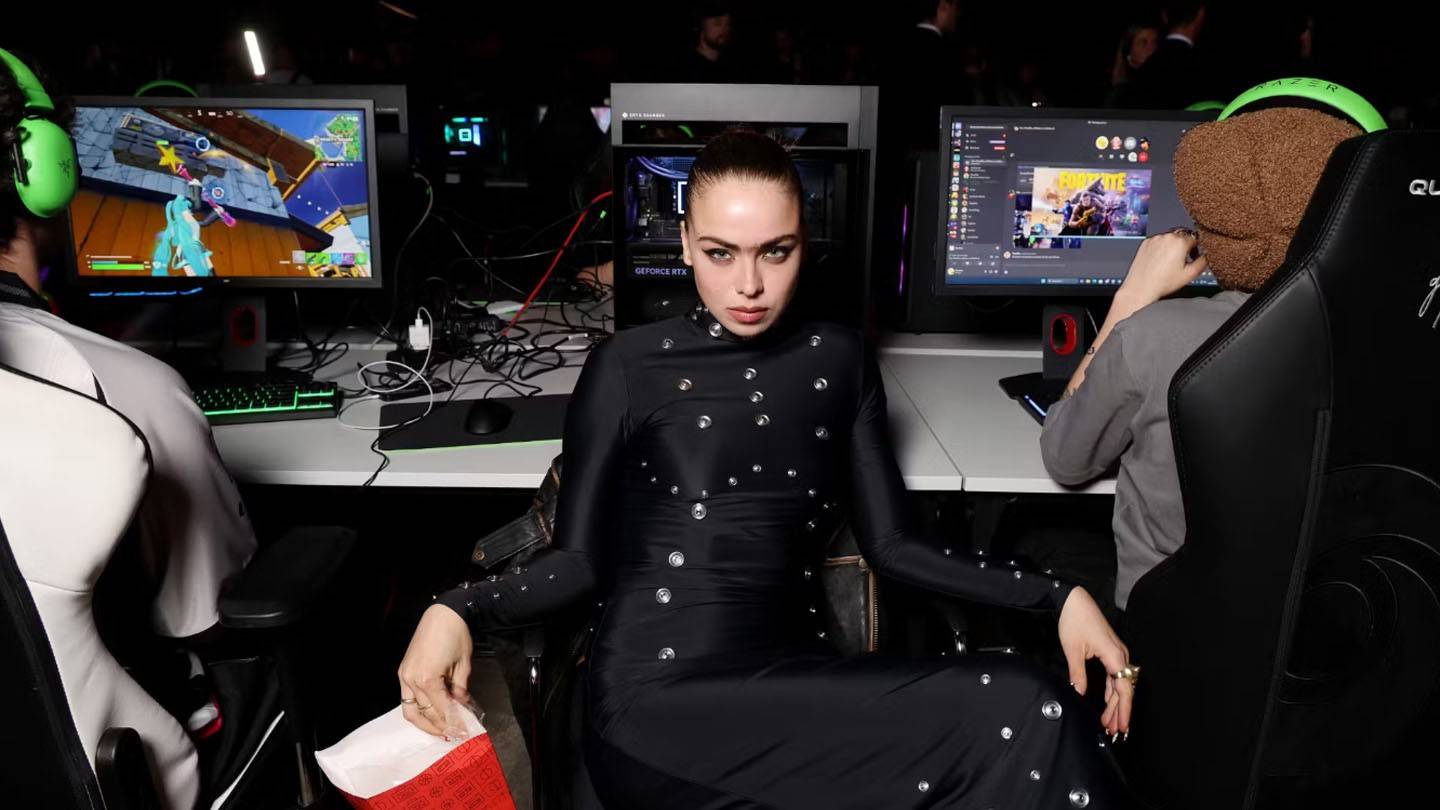 Coperni FW25: นักเล่นเกมใช้เวทีกลางในการผสมผสานของวัฒนธรรมแฟชั่นและการเล่นเกมที่กล้าหาญ