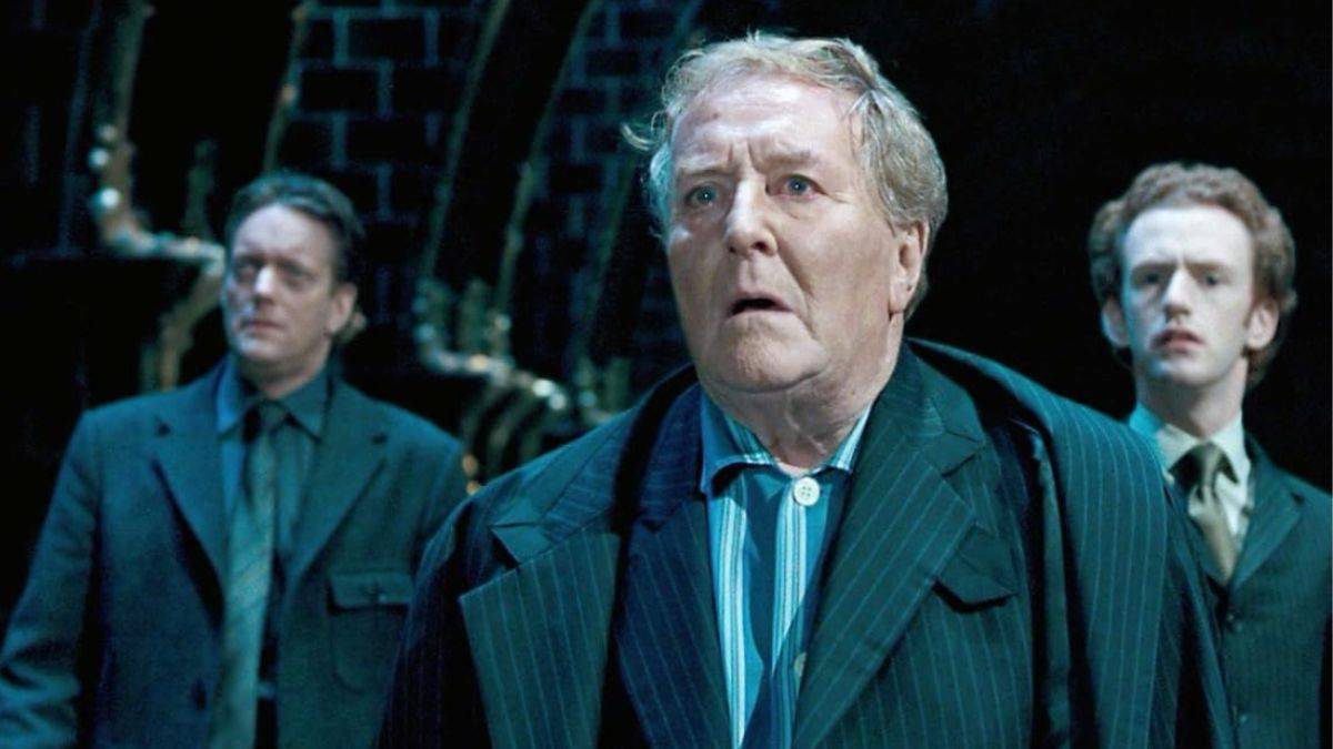 Robert Hardy ဟာ Harry Potter နဲ့ Phoenix ရဲ့အမှာစာတွေနဲ့အတူ