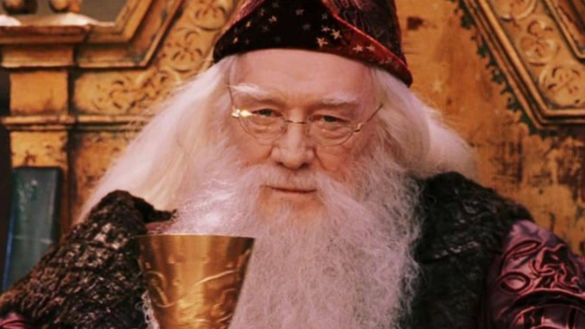 Richard Harris သည် Harry Potter နှင့်မျှောဆရာ၏ကျောက်တုံးများတွင် Dumbledore ဖြစ်သည်